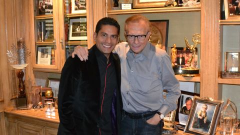 A Larry lo entrevisté dos veces. Una, en el show de CNN en Español, y otra en su residencia de Beverly Hills, para mi primer libro, El poder de escuchar.