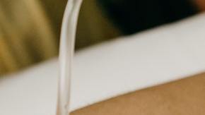 La OMS señala que no resulta más seguro alimentar a los lactantes con leche artificial.