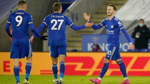 Leicester City llega a 38 puntos y toma momentáneamente el liderato.