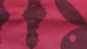 Lis Vega deja ver su retaguardia a través de los huecos de su jean.