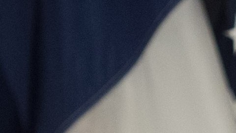 El acalde Bill de Blasio usó una camiseta y gorra del equipo para hacer el anuncio.