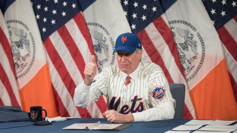 El acalde Bill de Blasio usó una camiseta y gorra del equipo para hacer el anuncio.