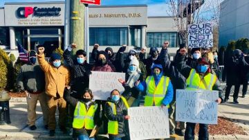 Decenas de residentes piden la renuncia de la representante Nicole Malliotakis, frente a sus oficinas en Staten Island.