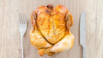 El pollo es fuente de proteína y es bajo en grasas.