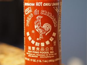 Picante y rojo vibrante: cómo se crea realmente la famosa salsa Sriracha