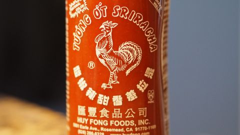 El creador de la Sriracha puso un gallo en la botella para honrar el año en que nació y esa imagen no cambiado desde que comenzó la empresa.