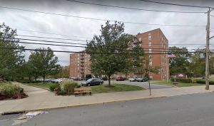 Hallan muerta a una mujer en 'chute' de basura de edificio de Staten Island