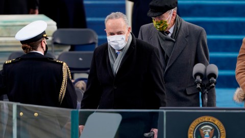 El senador por Nueva York Chuck Schumer fue testigo presencial en Washington de la juramentación.