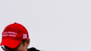 Los seguidores de Trump se tomaron las mismas gradas que fueron instaladas afuera del Capitolio para el acto de toma de posesión de Joe Biden.