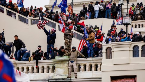 Los seguidores de Trump se tomaron las mismas gradas que fueron instaladas afuera del Capitolio para el acto de toma de posesión de Joe Biden.