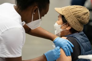 Por tercer día consecutivo casos de COVID-19 bajan en NY pero las vacunas no llegan