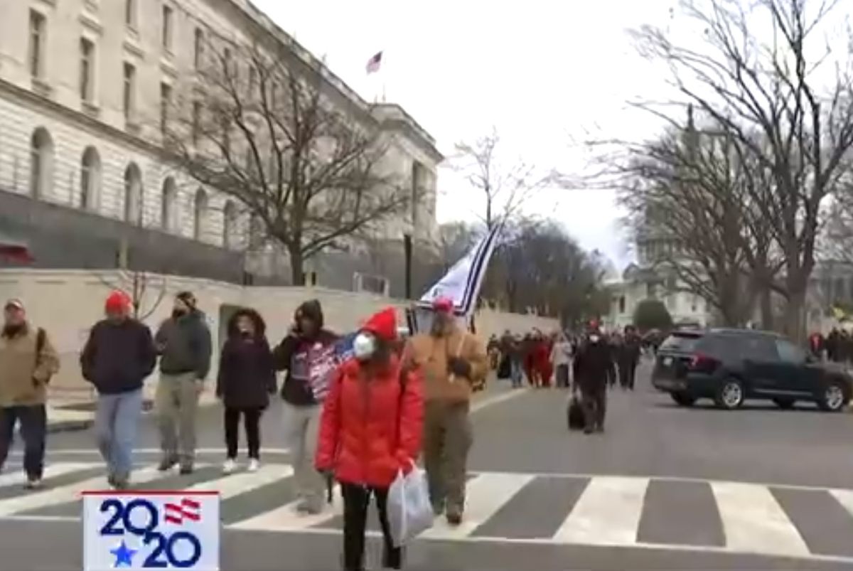 Decenas de seguidores de Trump continúan en las calles de Washington, D.C.