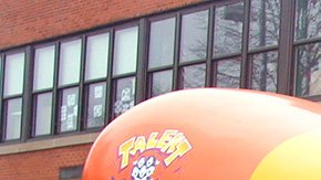 Para el empleo debes contar con una licenciatura terminada y una licencia de conducir.