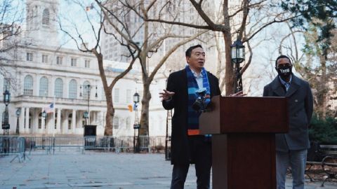 Andrew Yang junto al congresista Ritchie Torres, en las inmediaciones del palacio municipal de Nueva York.