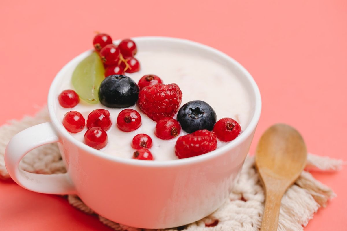 El contenido de cultivos vivos del yogur puede estimular favorablemente el sistema inmunológico.