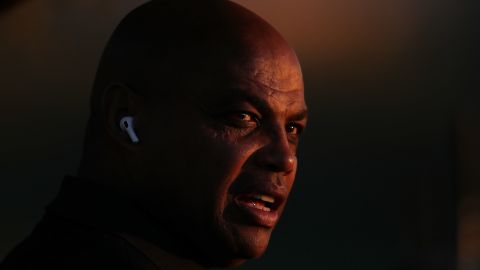 Charles Barkley cree que el status económico debería definir el orden de vacunación.