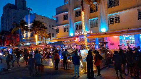 Locales abiertos y personas en las calles de Miami Beach.