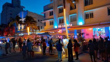 Locales abiertos y personas en las calles de Miami Beach.