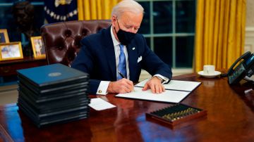 Washington (Usa), 19/01/2021.- US President Joe Biden signs executive order on Covid-19 during his first minutes in the Oval Office, in the White House, Washington, DC, USA, 20 January 2021, following his inauguration as 46th President of the United States of America. (Estados Unidos) EFE/EPA/Doug Mills / POOL