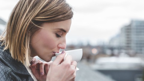 Mujer bebiendo té