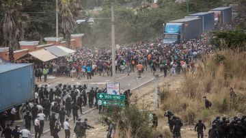 Militares guatemaltecos bloquean el paso de los hondureños.