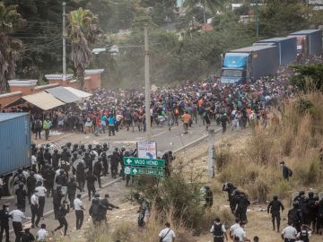 Militares guatemaltecos bloquean el paso de los hondureños.