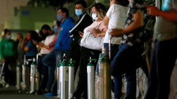En muchos países, incluidos Perú y Brasil (en la foto), los familiares han tenido que suministrar oxígeno a sus parientes enfermos.