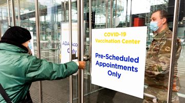 Vacunas contra coronavirus en Javits Center en Manhattan