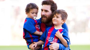 Leo Messi al lado de dos de sus hijos.