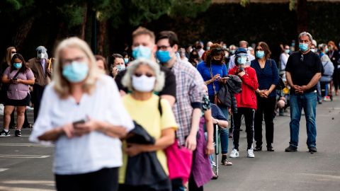 Ante la situación, algunos estados han pedido ampliar los grupos de vacunación.