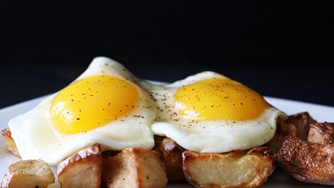 Huevos fritos con carne