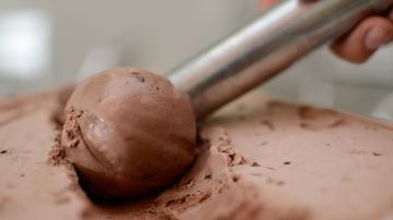 El helado puede estar contaminado con materiales peligrosos que podrían representar un peligro de asfixia.