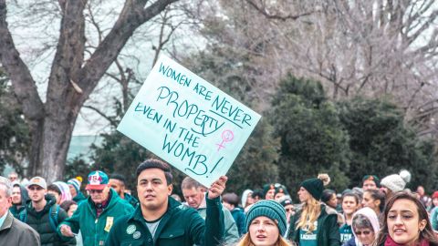 Hombres se han sumado a marchas por derechos de la mujer.