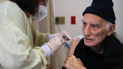 En esta nueva fase tendrán prioridad los adultos mayores de más de 75 años, los bomberos, policías y maestros.