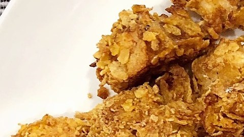 Tiras de pollo con costra crujiente.