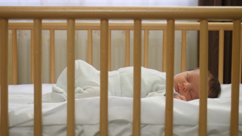 El padre no consiguió niñera ese día.
