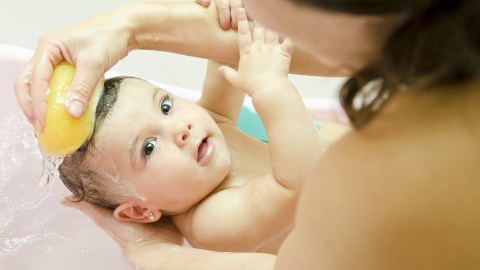 Es probable que tu bebé no disfrute del baño en esta época.