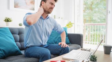 El 81% de las personas que trabajan a distancia sufre algún tipo de dolor de espalda, cuello u hombros, según una encuesta de Opinium para Versus Arthritis.