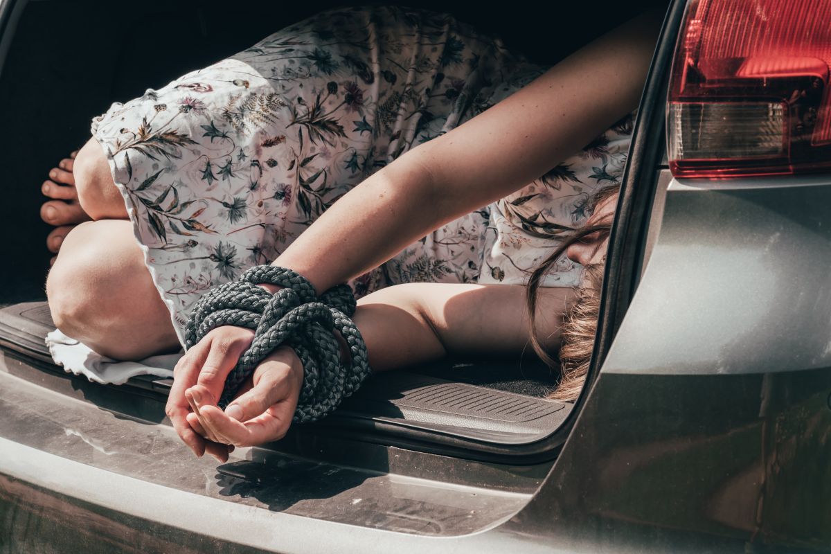 Descubre una mano saliendo de la cajuela de un auto y sin querer, salva a joven de secuestro