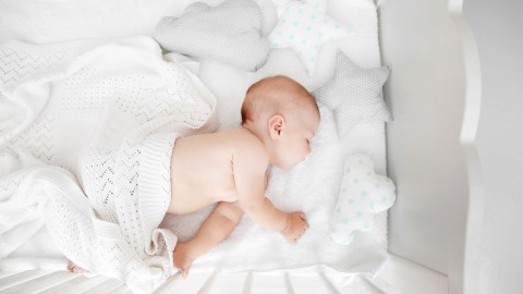 Lo ideal es que no haya nada en la cuna de los bebés.