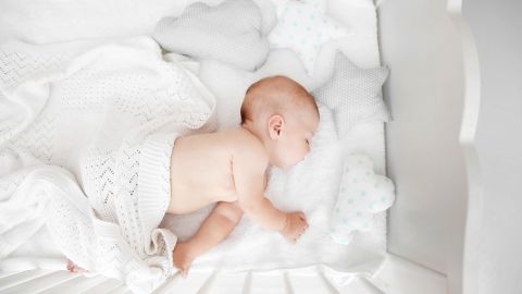 Lo ideal es que no haya nada en la cuna de los bebés.