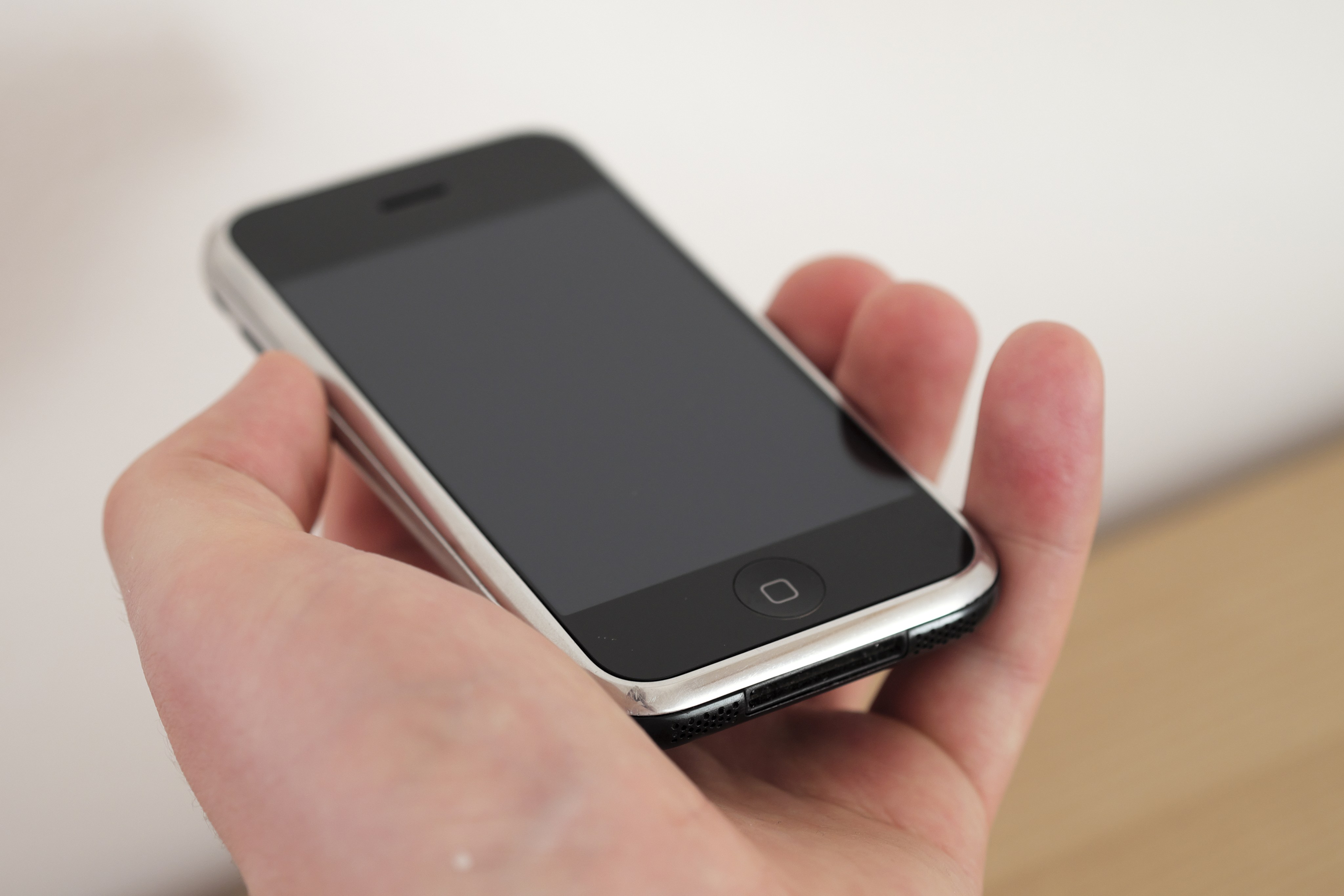 Todo un lujo: iPhone 1 se vende hasta en $10,000 - El Diario NY