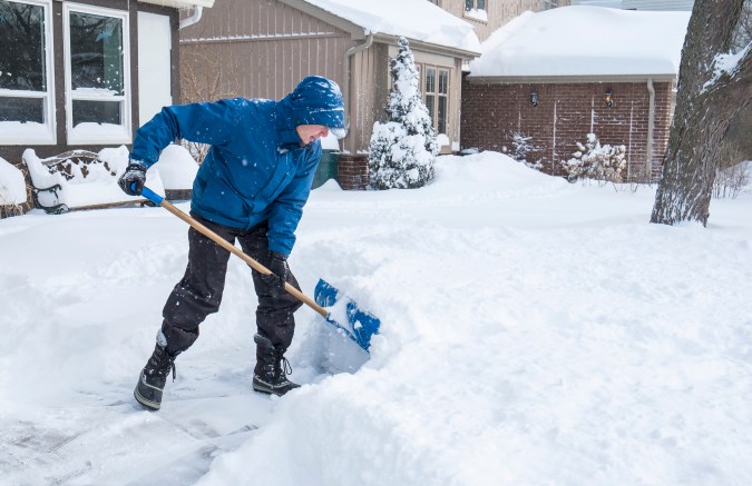Palear la nieve y las bajas temperaturas forman una tormenta perfecta de riesgos para la salud del corazón