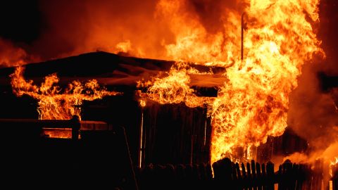 Los bomberos no entendían lo que le ocurría al hombre.