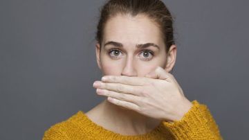 Generalmente el mal aliento es causado por bacterias que viven naturalmente en tu boca.