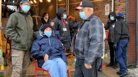 Severino Burgos, de 93 años, fue hasta el Fort Washington Armory, en Washington Heights a vacunarse junto a su hijo Faustino Burgos