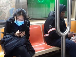Voces de famosos harán los anuncios y alertas en el Metro y buses de Nueva York, sin cobrar