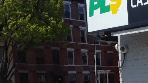 Persona mayor caminando en Nueva York.