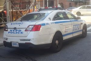 Un muerto y un herido dejó balacera en taller de autos comenzando el día en Nueva York