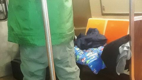 Cama improvisada dentro del Metro de NYC.